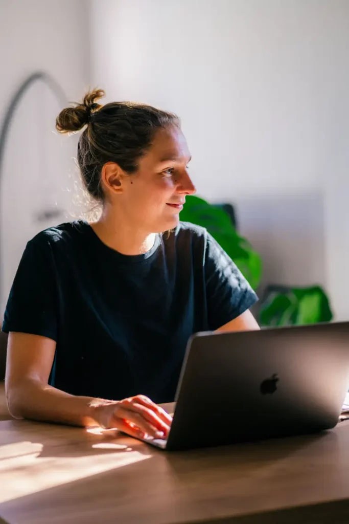 Fanny Robin, cheffe de projet web et consultante SEO, au travail sur son ordinateur